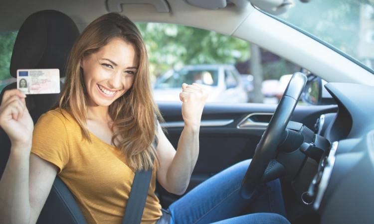 Fahrschülerin bei der Fahrstunde
